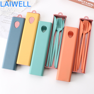 Diseño elegante portátil sostenible Conjunto de cubiertos de 4 PC Acentos de vajilla de trigo de paja amigable con el medio ambiente Fibra resistente al calor y materiales ecológicos para altas temperaturas