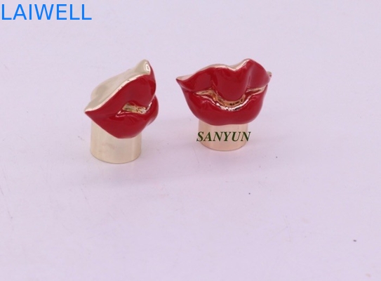 Los labios de Rose Red Plated forman el corrosivo anti de las cápsulas de perfume